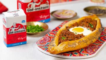 Turkish pide à la viande hachée